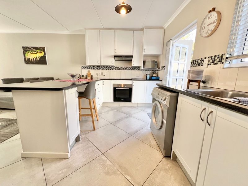 Elegant Freestanding Duplex with Garage and Pet-Friendly Garden - Photo 4