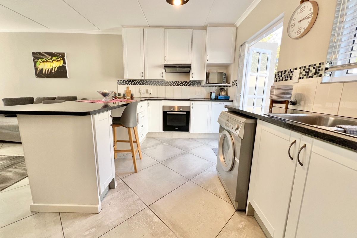 Elegant Freestanding Duplex with Garage and Pet-Friendly Garden - Photo 4
