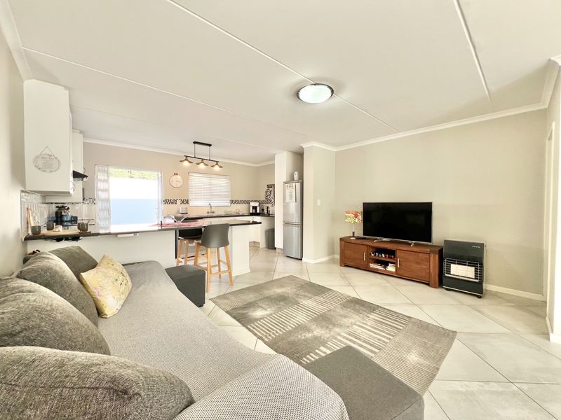 Elegant Freestanding Duplex with Garage and Pet-Friendly Garden - Photo 5