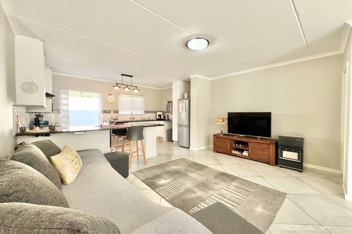 Elegant Freestanding Duplex with Garage and Pet-Friendly Garden - Photo 5