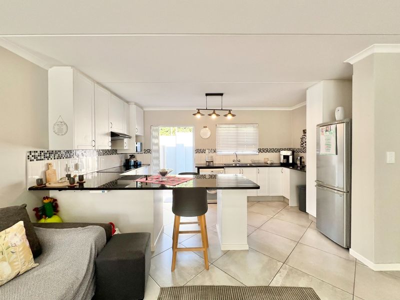 Elegant Freestanding Duplex with Garage and Pet-Friendly Garden - Photo 3