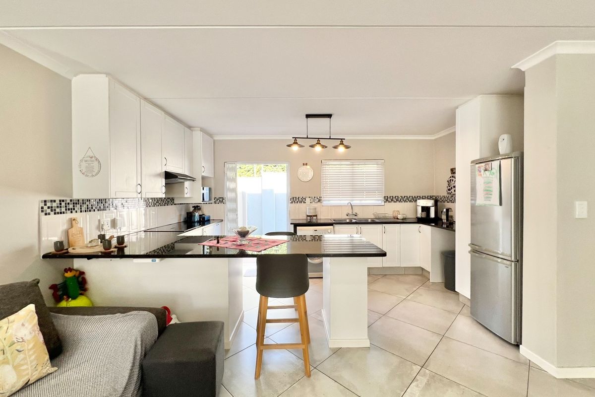 Elegant Freestanding Duplex with Garage and Pet-Friendly Garden - Photo 3