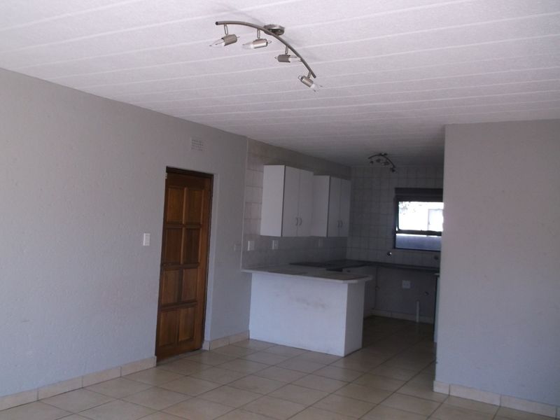 Spacious 3 Bedrooms 2 Bathrooms Ground Floor Unit for Rent - Photo 10