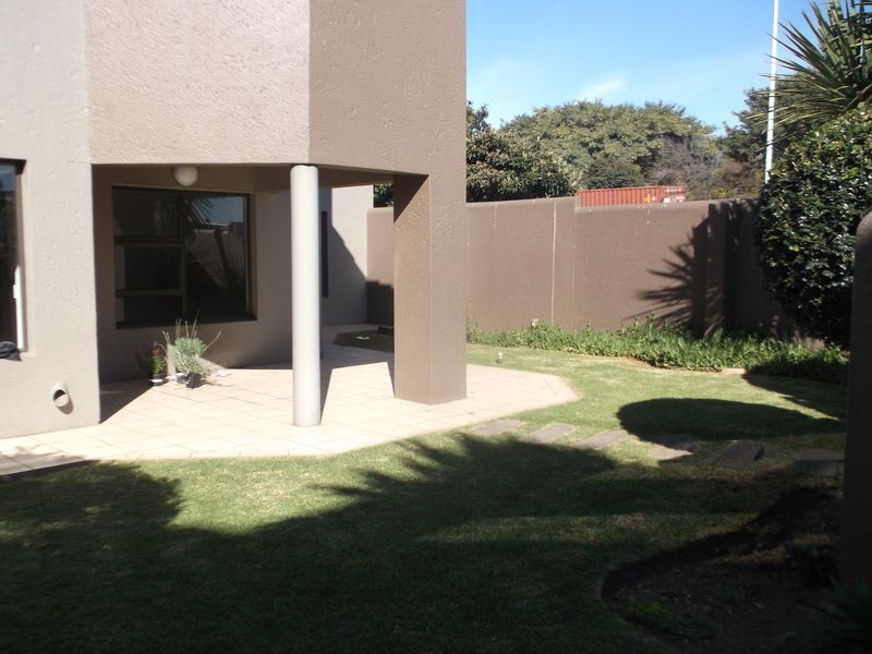 Spacious 3 Bedrooms 2 Bathrooms Ground Floor Unit for Rent - Photo 1