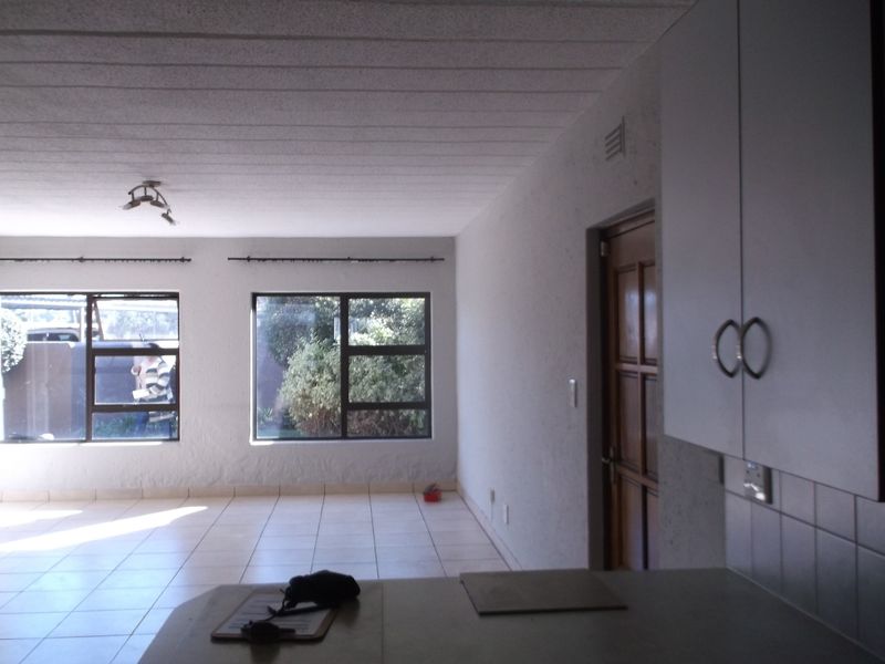 Spacious 3 Bedrooms 2 Bathrooms Ground Floor Unit for Rent - Photo 6