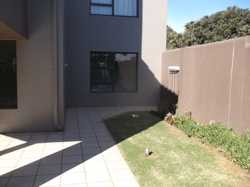 Spacious 3 Bedrooms 2 Bathrooms Ground Floor Unit for Rent - Photo 3