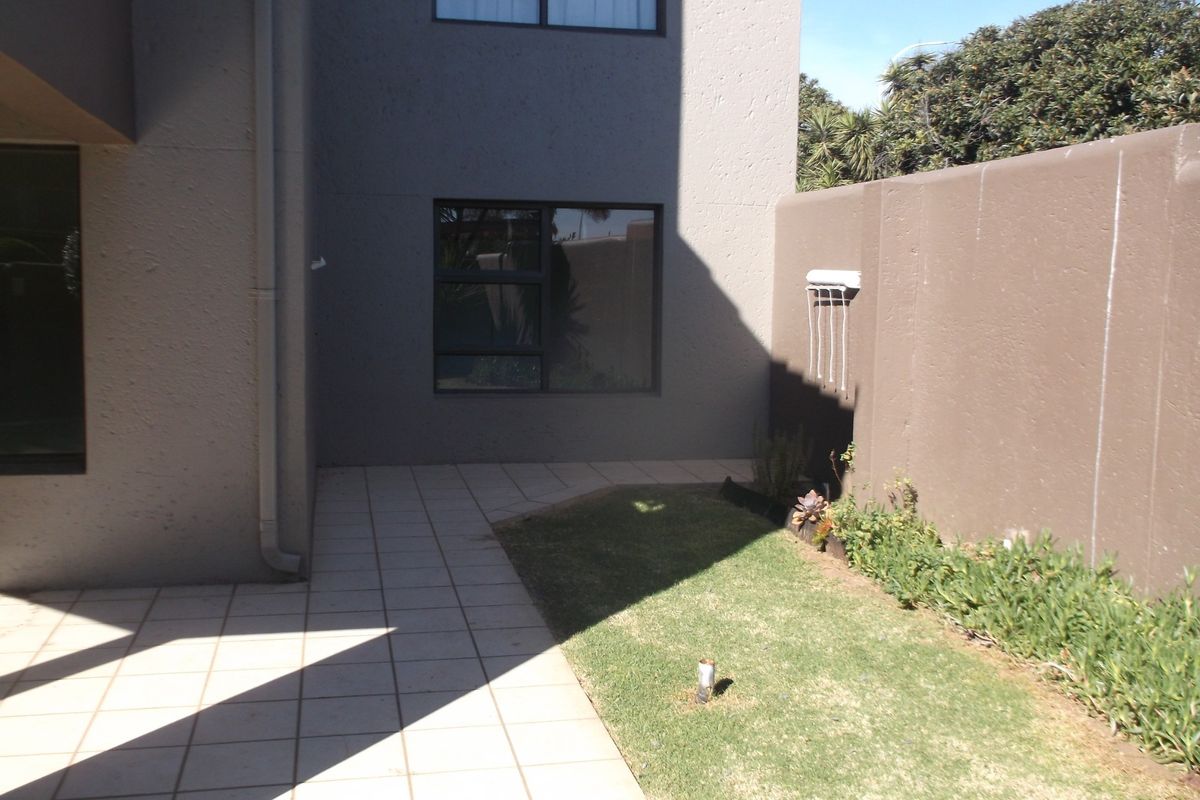 Spacious 3 Bedrooms 2 Bathrooms Ground Floor Unit for Rent - Photo 3