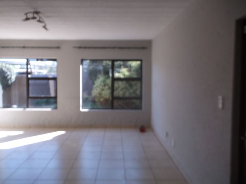 Spacious 3 Bedrooms 2 Bathrooms Ground Floor Unit for Rent - Photo 8