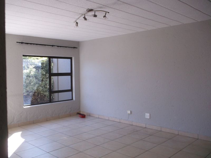Spacious 3 Bedrooms 2 Bathrooms Ground Floor Unit for Rent - Photo 7