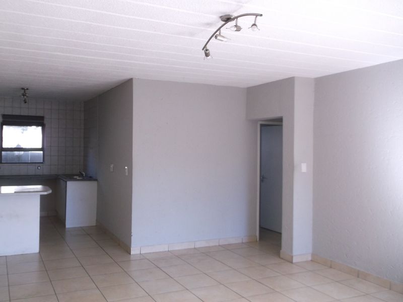 Spacious 3 Bedrooms 2 Bathrooms Ground Floor Unit for Rent - Photo 9