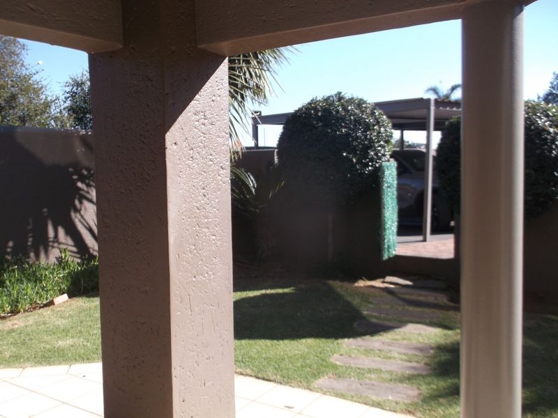 Spacious 3 Bedrooms 2 Bathrooms Ground Floor Unit for Rent - Photo 4