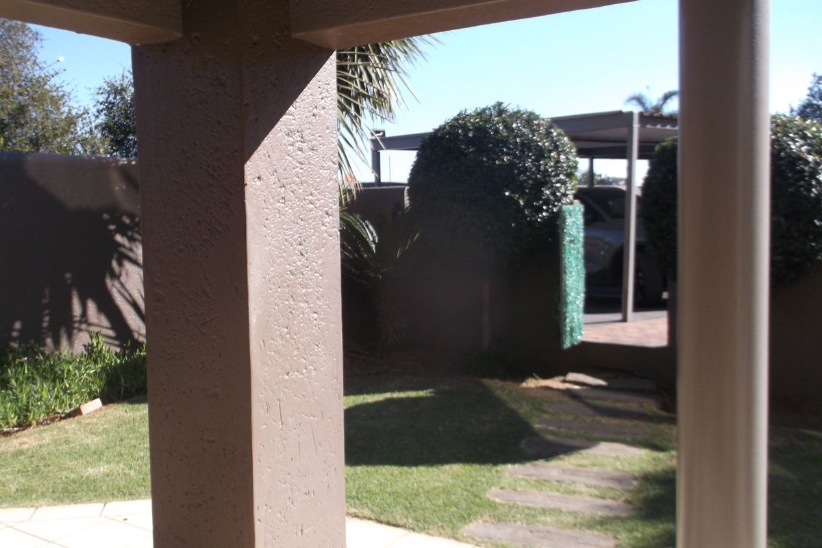Spacious 3 Bedrooms 2 Bathrooms Ground Floor Unit for Rent - Photo 4