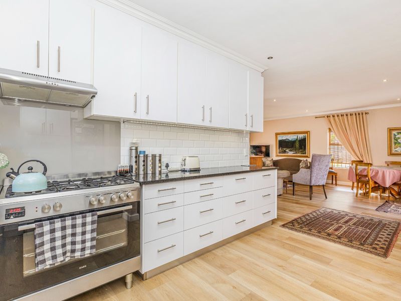 Exceptional living in sought after area.   *Sole mandate - Photo 9