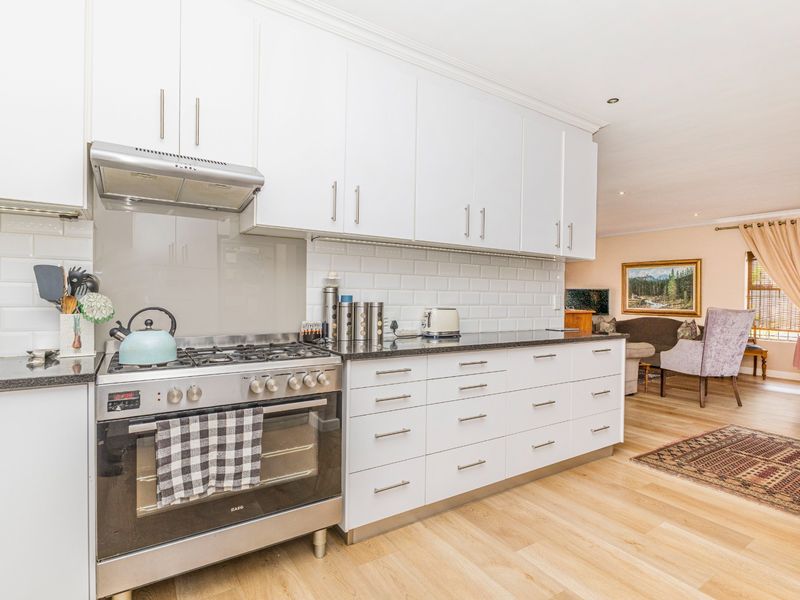 Exceptional living in sought after area.   *Sole mandate - Photo 6