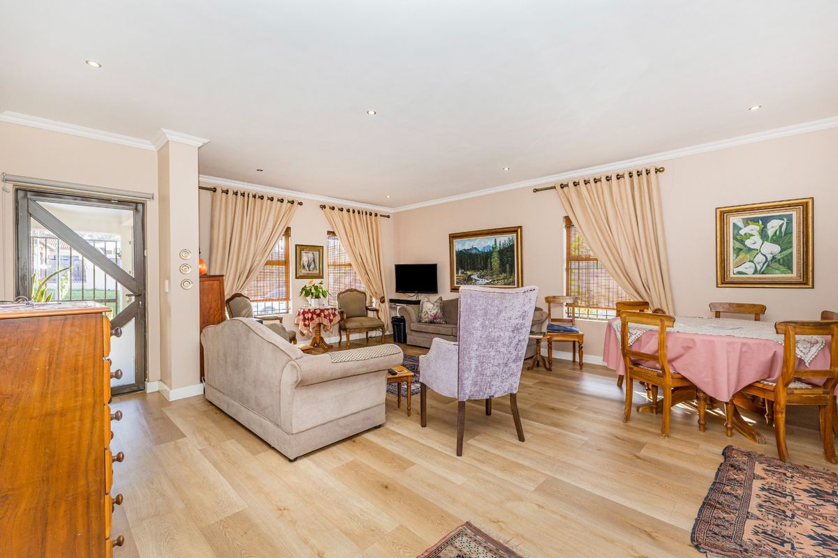 Exceptional living in sought after area.   *Sole mandate - Photo 5