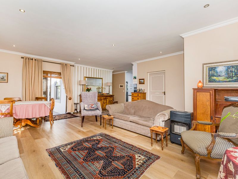Exceptional living in sought after area.   *Sole mandate - Photo 3