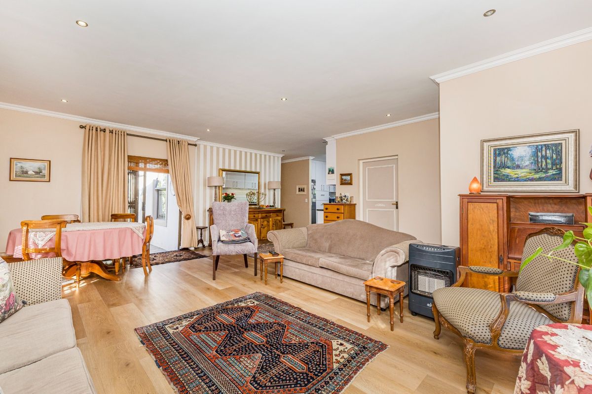 Exceptional living in sought after area.   *Sole mandate - Photo 3