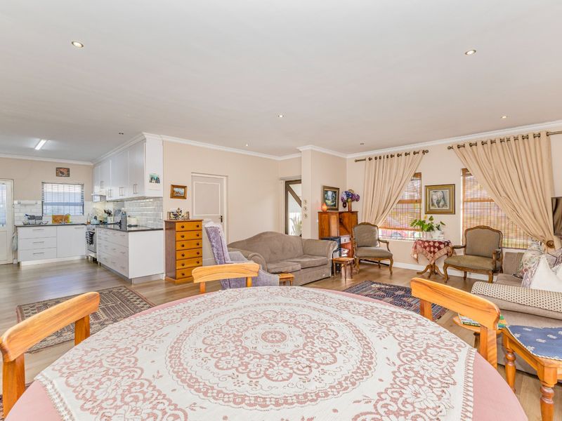 Exceptional living in sought after area.   *Sole mandate - Photo 2