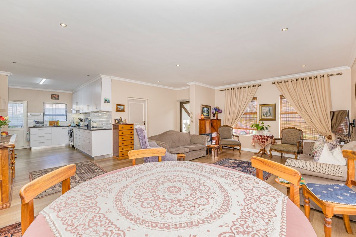 Exceptional living in sought after area.   *Sole mandate - Photo 2