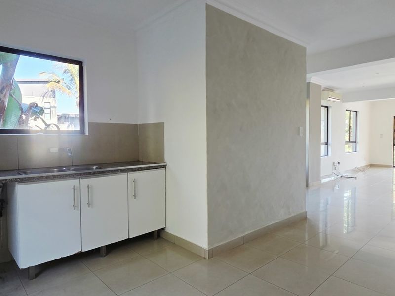 3 Bedroom Townhouse in Palm Lakes Family Estate - Photo 9