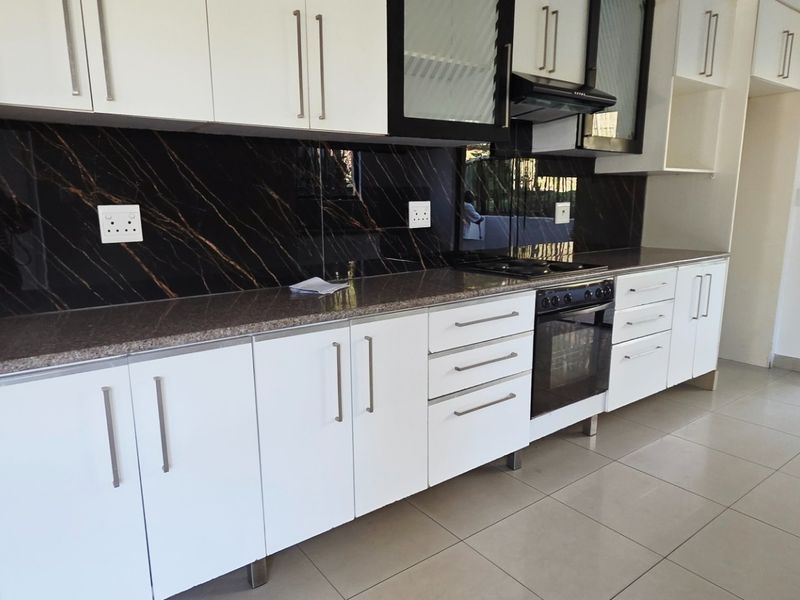 3 Bedroom Townhouse in Palm Lakes Family Estate - Photo 8