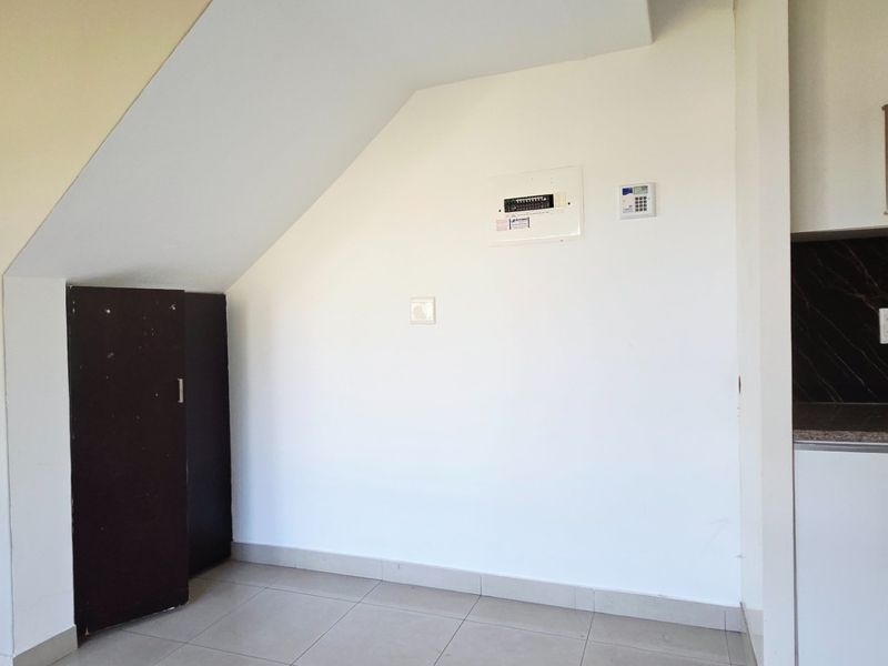 3 Bedroom Townhouse in Palm Lakes Family Estate - Photo 7