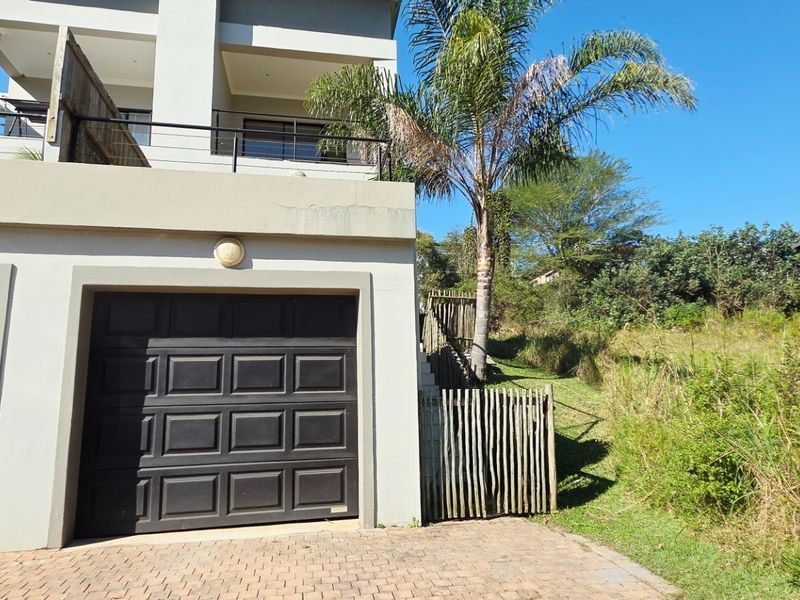 3 Bedroom Townhouse in Palm Lakes Family Estate - Photo 1