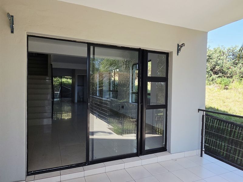 3 Bedroom Townhouse in Palm Lakes Family Estate - Photo 3