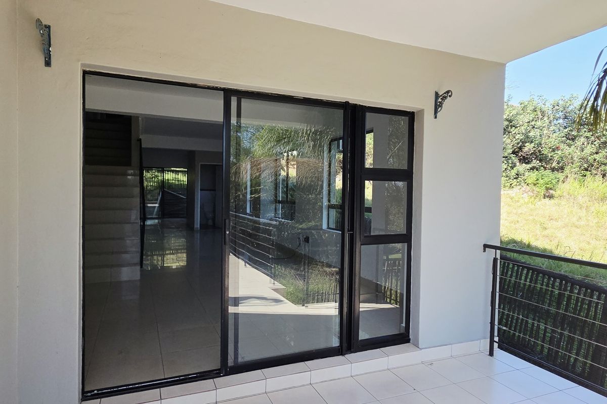 3 Bedroom Townhouse in Palm Lakes Family Estate - Photo 3