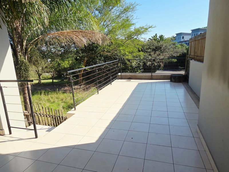 3 Bedroom Townhouse in Palm Lakes Family Estate - Photo 2