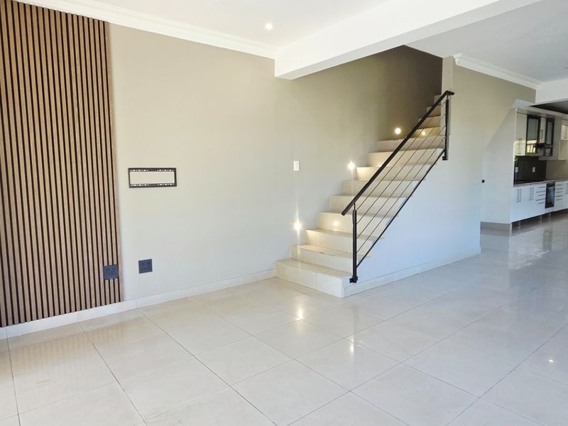 3 Bedroom Townhouse in Palm Lakes Family Estate - Photo 4