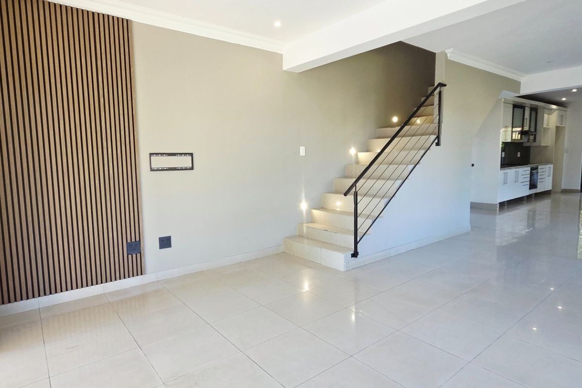 3 Bedroom Townhouse in Palm Lakes Family Estate - Photo 4