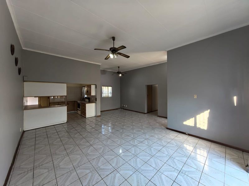 Your Perfect Full Title Townhouse with a Flat Awaits in Rhodesdene, Kimberley - Photo 2