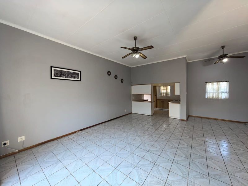 Your Perfect Full Title Townhouse with a Flat Awaits in Rhodesdene, Kimberley - Photo 6