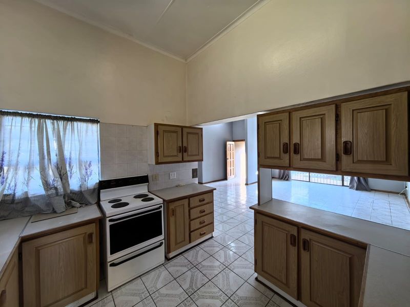 Your Perfect Full Title Townhouse with a Flat Awaits in Rhodesdene, Kimberley - Photo 7