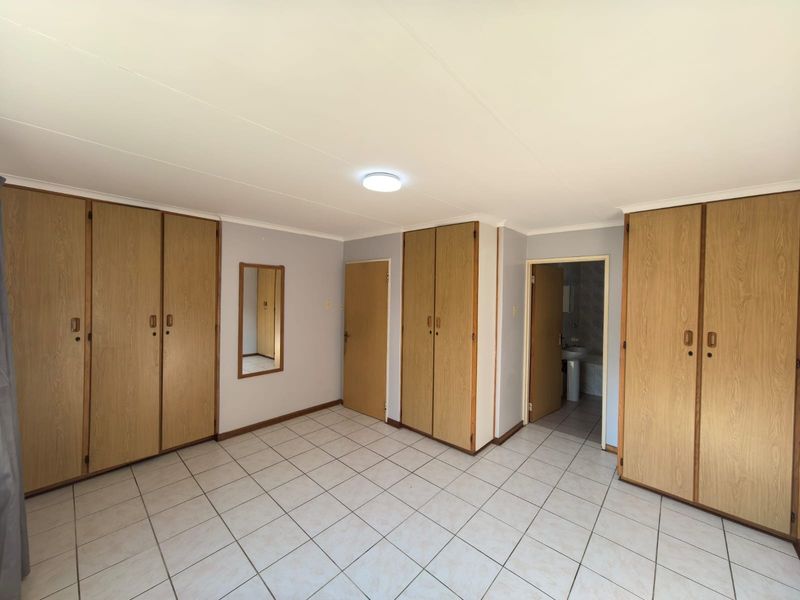 Your Perfect Full Title Townhouse with a Flat Awaits in Rhodesdene, Kimberley - Photo 10