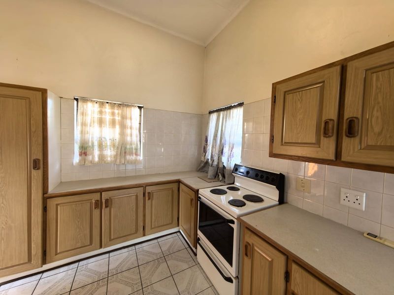Your Perfect Full Title Townhouse with a Flat Awaits in Rhodesdene, Kimberley - Photo 8