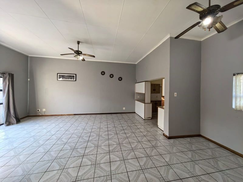 Your Perfect Full Title Townhouse with a Flat Awaits in Rhodesdene, Kimberley - Photo 3