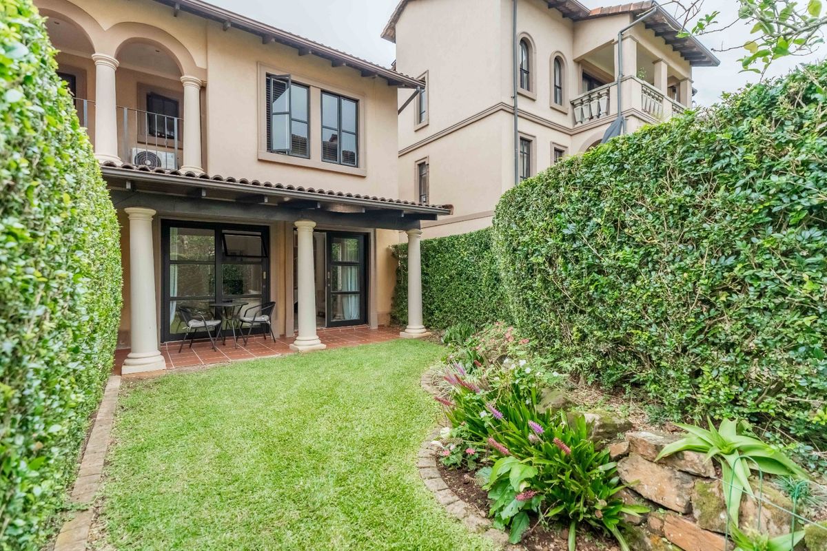 SPACIOUS SUNNY DUPLEX IN LA PIAZZA - Photo 3