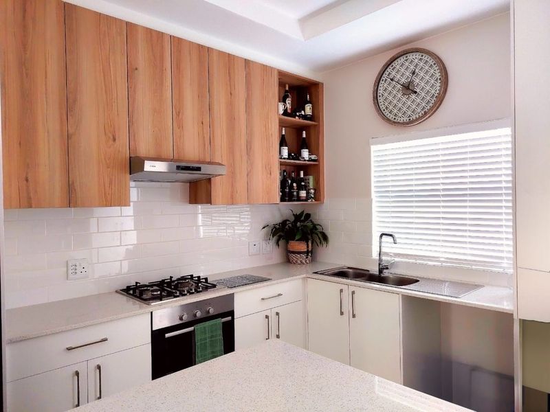 Modern family home with stunning Conservation area views - Photo 4