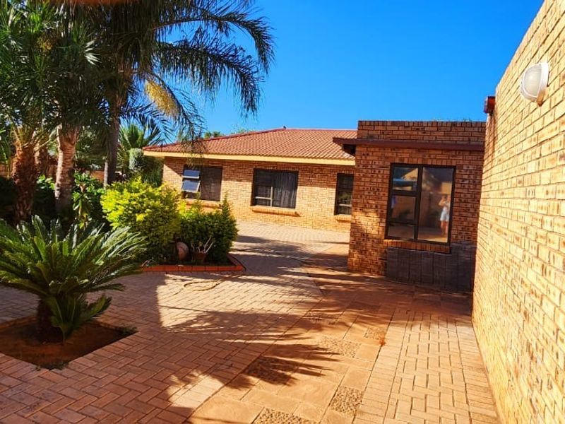 Welcome to your Suburban Sanctuary - Photo 3