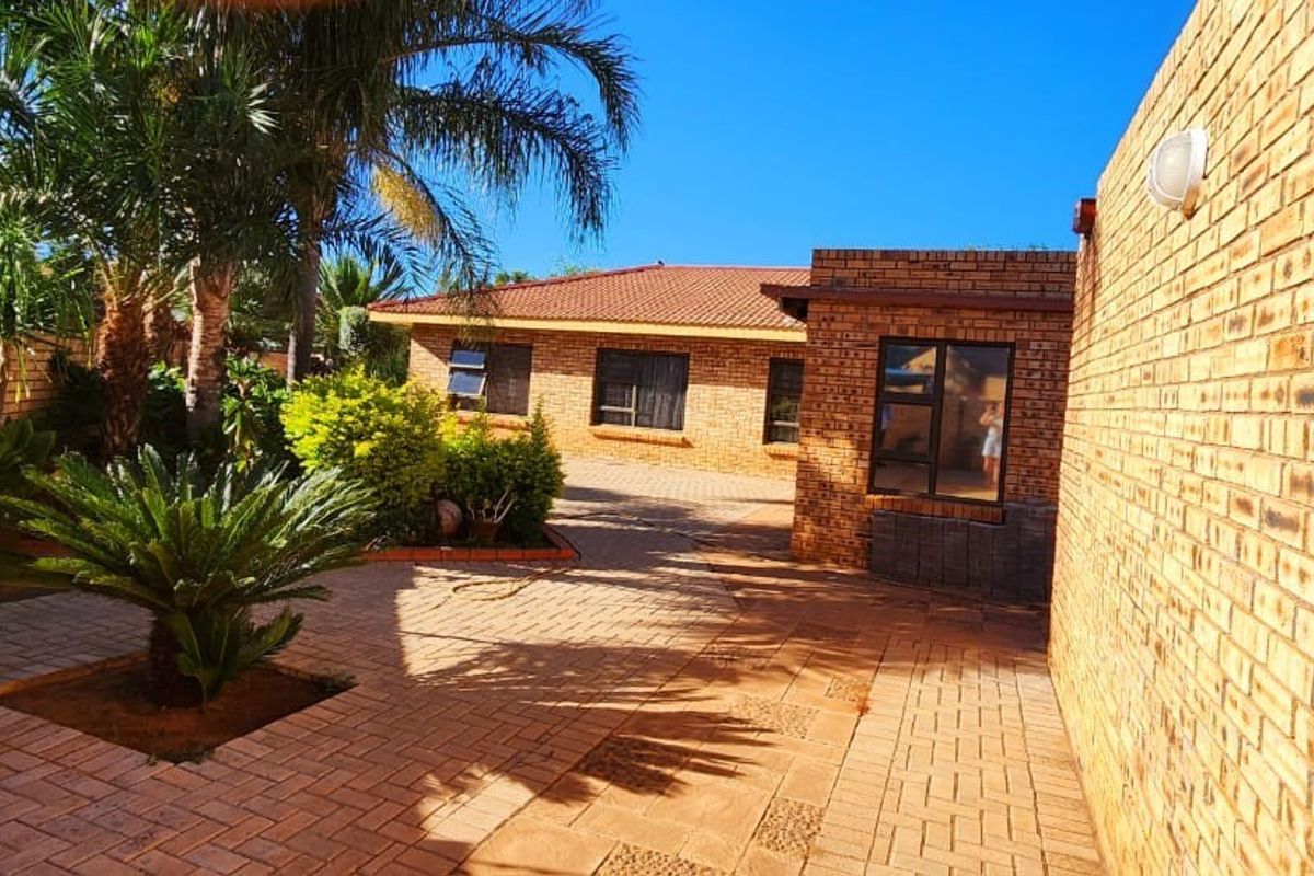 Welcome to your Suburban Sanctuary - Photo 3