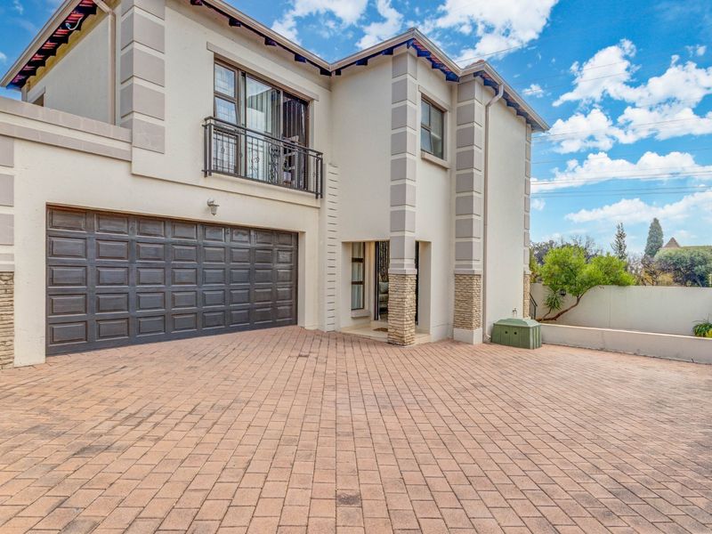 Immaculate home with a View in an Estate for Sale in Morningside, Sandton - Photo 3