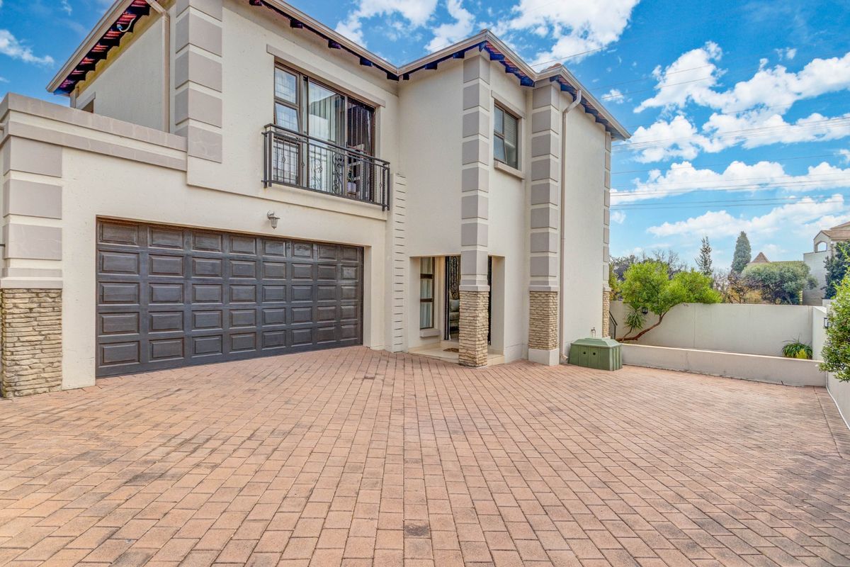 Immaculate home with a View in an Estate for Sale in Morningside, Sandton - Photo 3