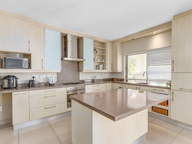 Immaculate home with a View in an Estate for Sale in Morningside, Sandton - Photo 6