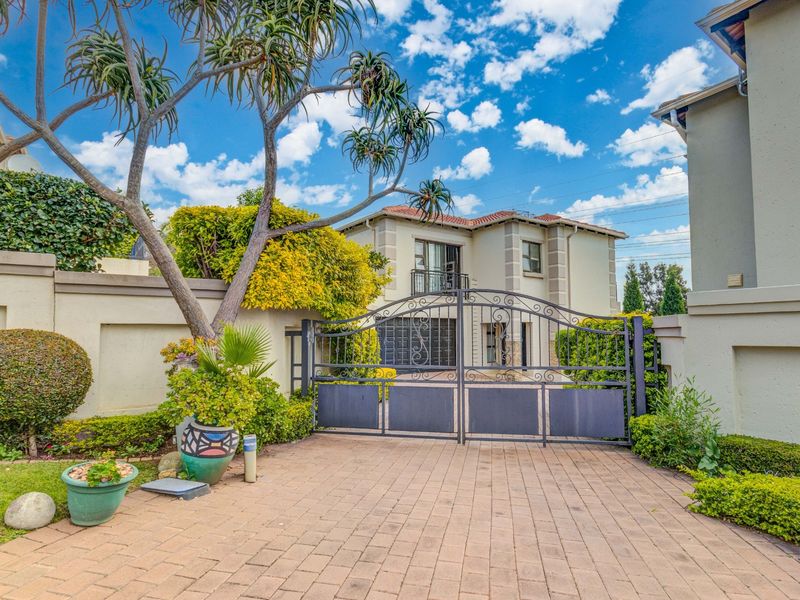 Immaculate home with a View in an Estate for Sale in Morningside, Sandton - Photo 2