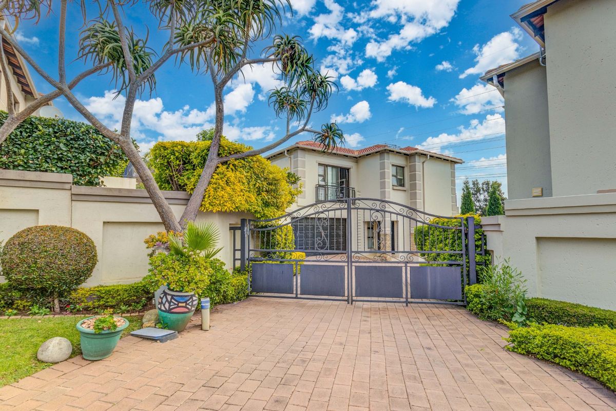 Immaculate home with a View in an Estate for Sale in Morningside, Sandton - Photo 2