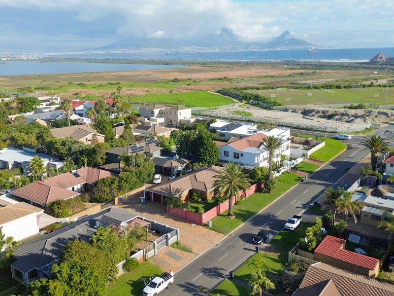 Spacious Family Haven in Flamingo Vlei - Photo 1