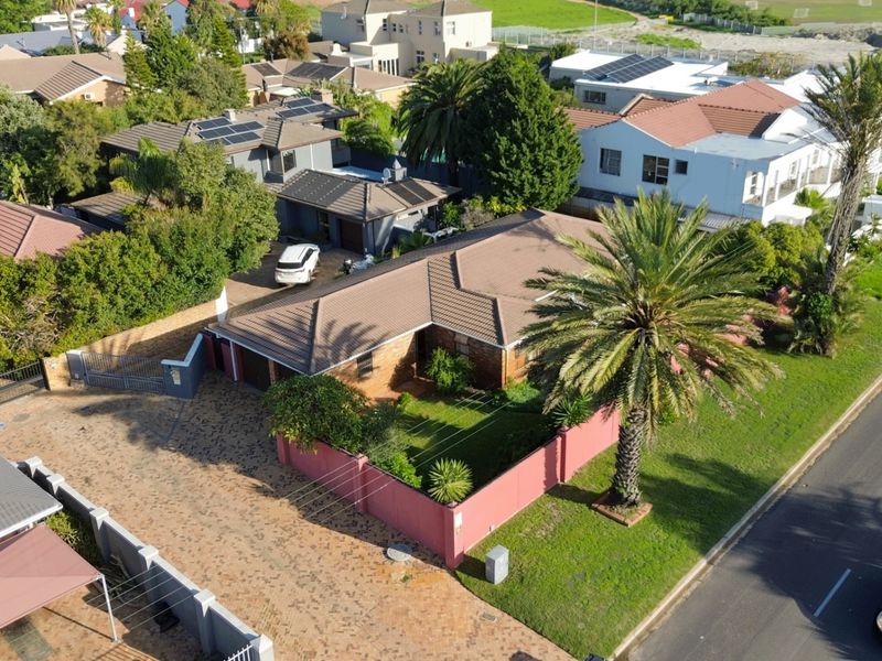 Spacious Family Haven in Flamingo Vlei - Photo 2