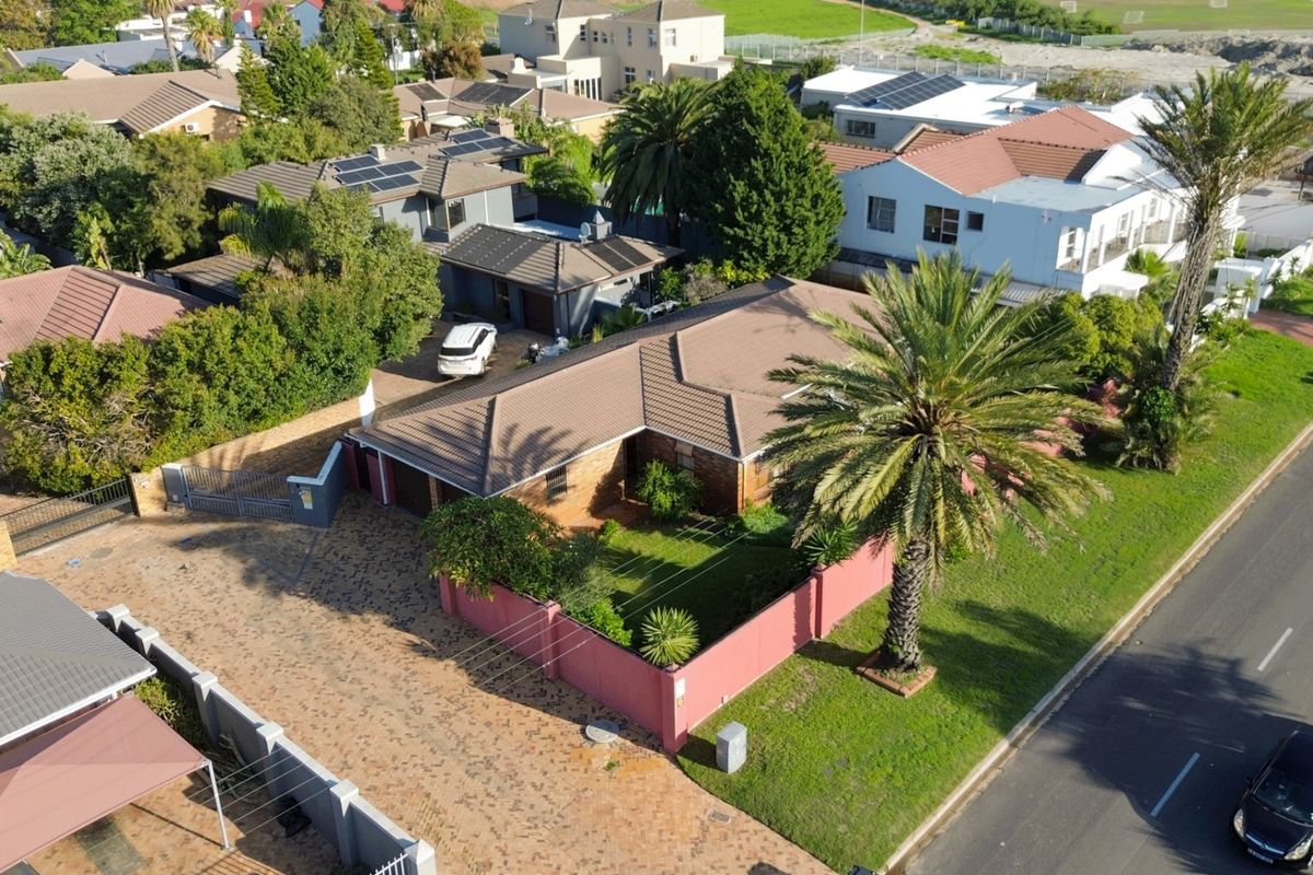 Spacious Family Haven in Flamingo Vlei - Photo 2